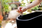 50005113-Vaso-Jardineira-42cm-Preto-Amb-2