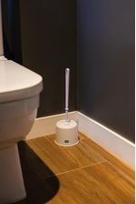 008984-Escova-Vaso-Sanitario-Plastica-Branca-Amb-1